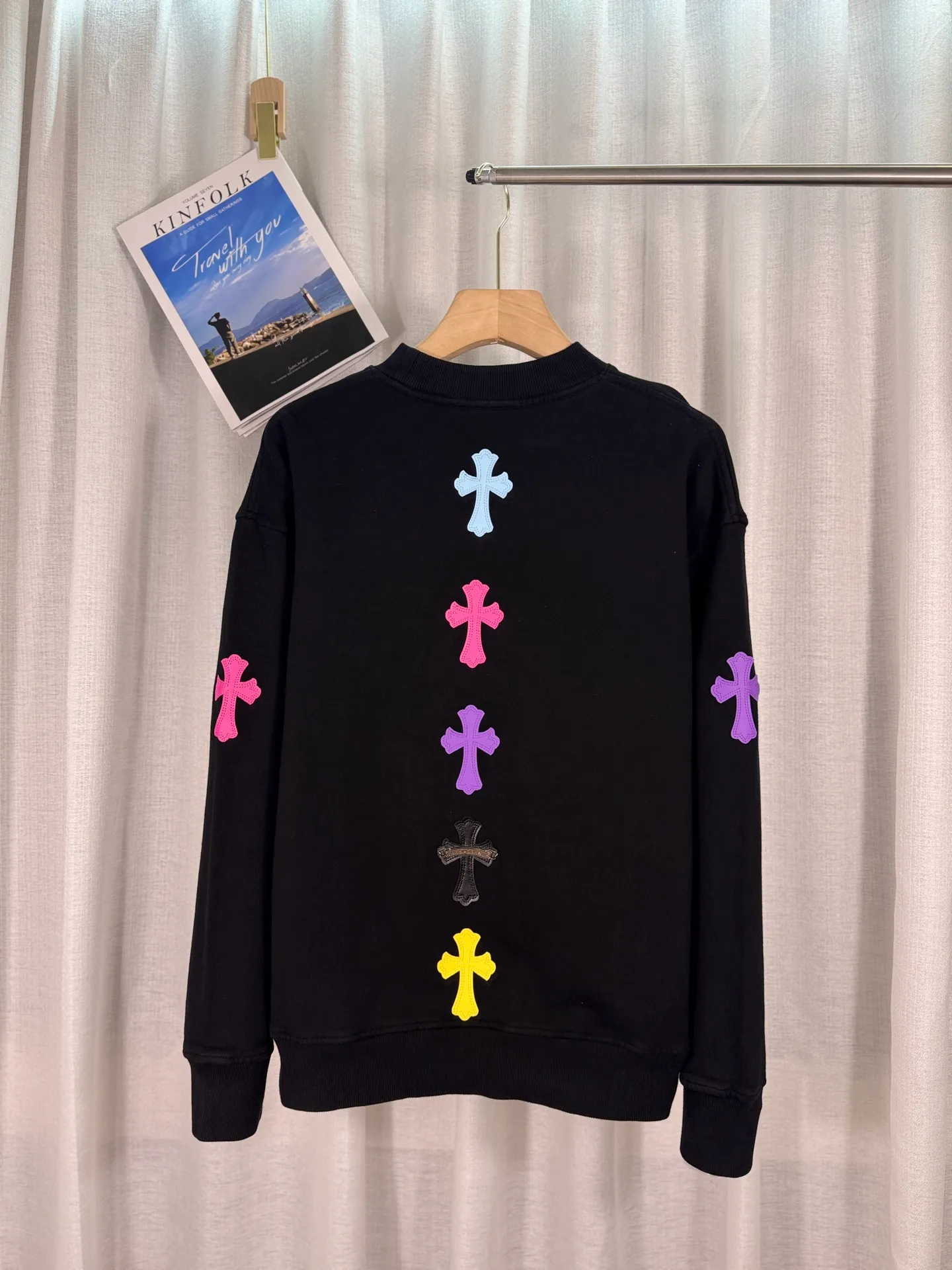 P260 top version, real shot without P, ​​different from market currency) 𝗖𝗵𝗿𝗼𝗺𝗲 𝗛𝗲𝗮𝗿𝘁𝘀/Cro Heart 2025 washed patch embroidery autumn and winter new original single counter American laser burnt 3D three-dimensional color embroidered couple casual sweatshirt 👑The highest version! Customized fabric 420g tripe terry fabric! American acid-washed and distressed original fabric laser burnt ✟appliqué embroidery and exquisite embroidery of letters! The best-selling model in the counter, very comfortable to wear. Accessories: original molded and authenticated collar label➕100% silk wash label. Genuine purchase-grade original hangtag➕matching hanging rope➕3D hanging beads➕original packaging bag. Craftsmanship: The original version has consistent wiring! The highest version of the armhole matching technique! Color: White Black Size: S M L XL Style No.: 9303